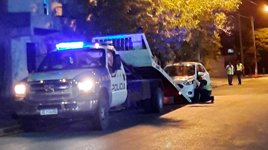 Alcoholizada y cruzando en rojo, detuvieron a una mujer que estaba inhabilitada por atropellar a un inspector Alcoholizada y cruzando en rojo, detuvieron a una mujer que estaba inhabilitada por atropellar a un inspector