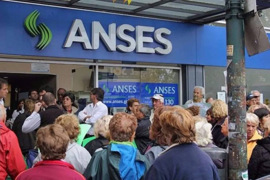 Desde el martes se paga el bono de $70.000 para los jubilados con la mínima Desde el martes se paga el bono de $70.000 para los jubilados con la mínima