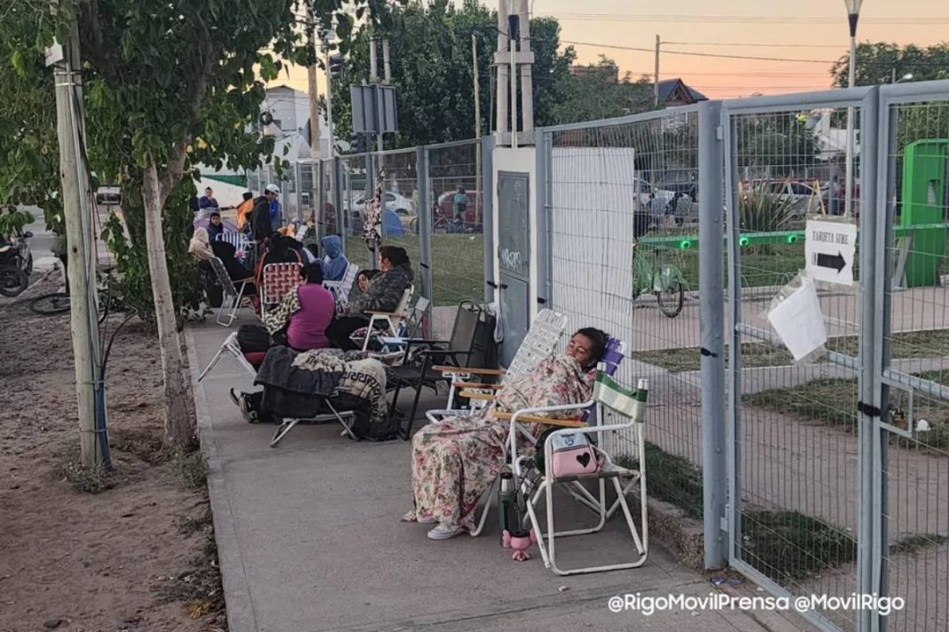 Largas filas para obtener el kit escolar gratuito Largas filas para obtener el kit escolar gratuito
