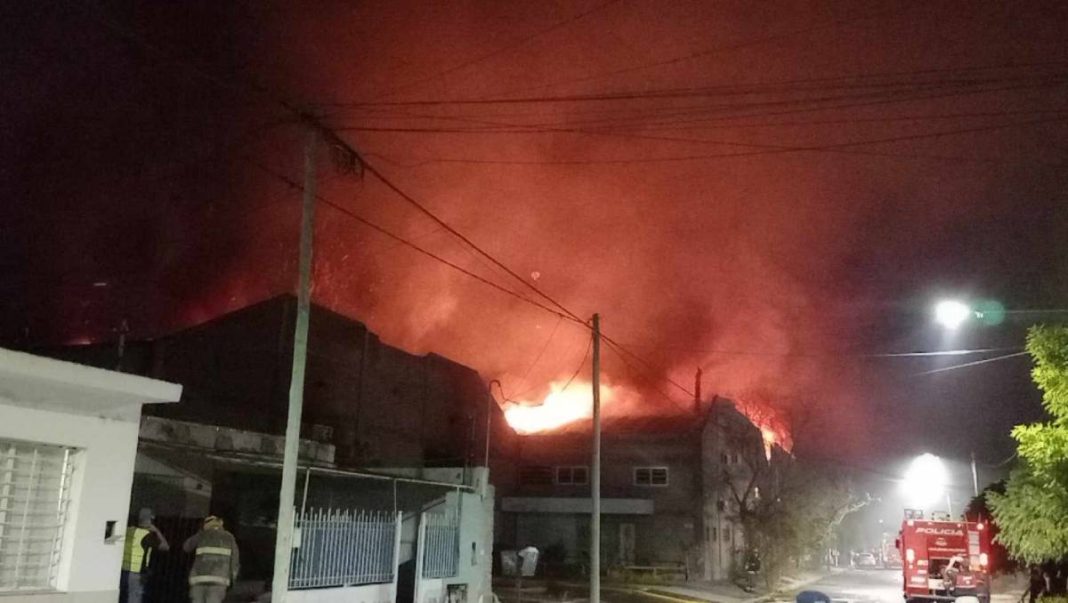 Voraz incendio en un depósito del bajo neuquino Voraz incendio en un depósito del bajo neuquino