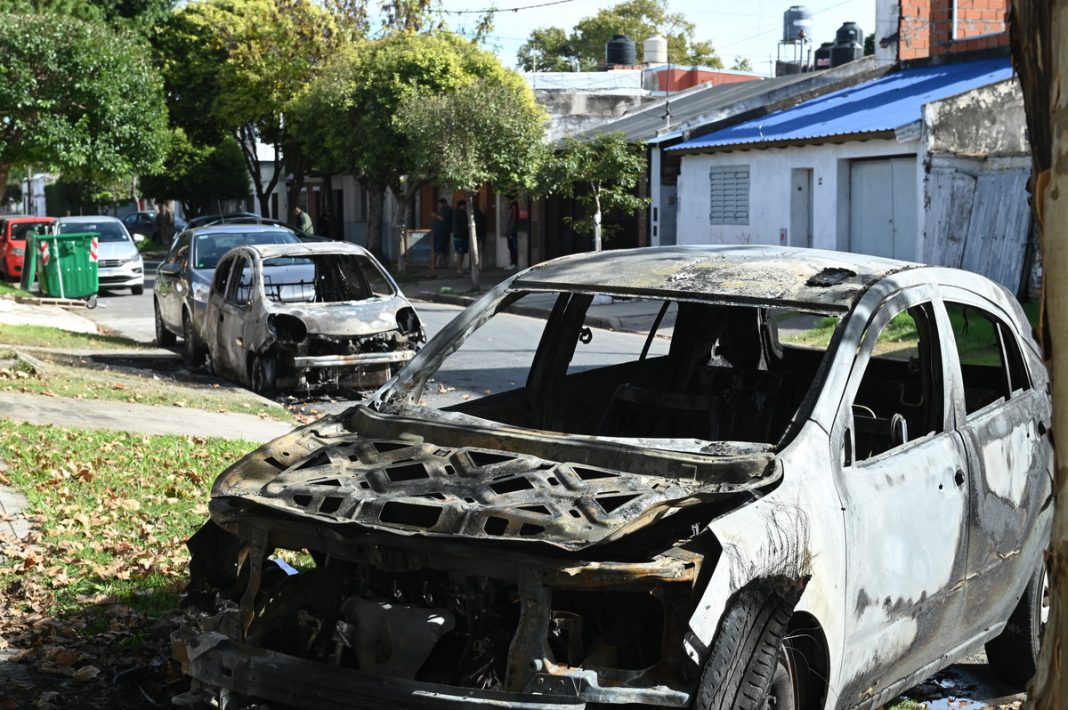 Tres detenidos en Rosario por los autos quemados con amenazas a Bullrich y Pullaro Tres detenidos en Rosario por los autos quemados con amenazas a Bullrich y Pullaro