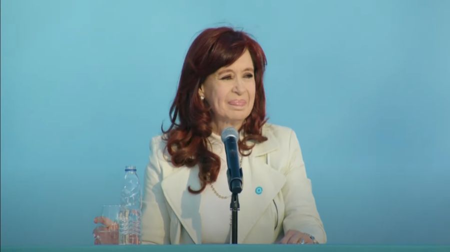 Cristina Kirchner criticó el plan económico de Javier Milei y lanzó un fuerte mensaje a la interna del PJ Cristina Kirchner criticó el plan económico de Javier Milei y lanzó un fuerte mensaje a la interna del PJ