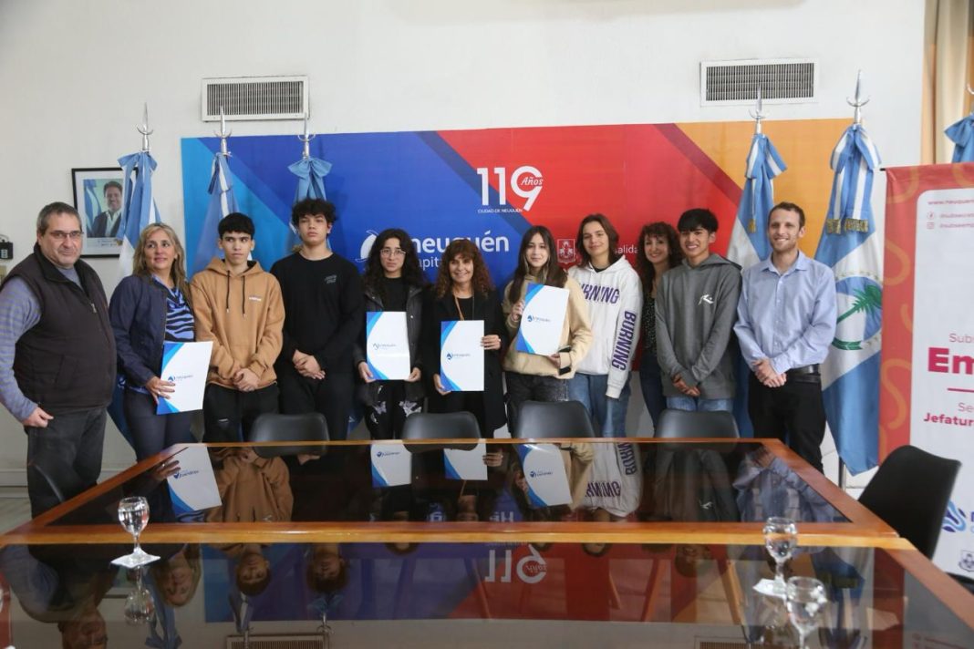 La Municipalidad firmó convenio con la EPET 20 para que estudiantes realicen pasantías La Municipalidad firmó convenio con la EPET 20 para que estudiantes realicen pasantías