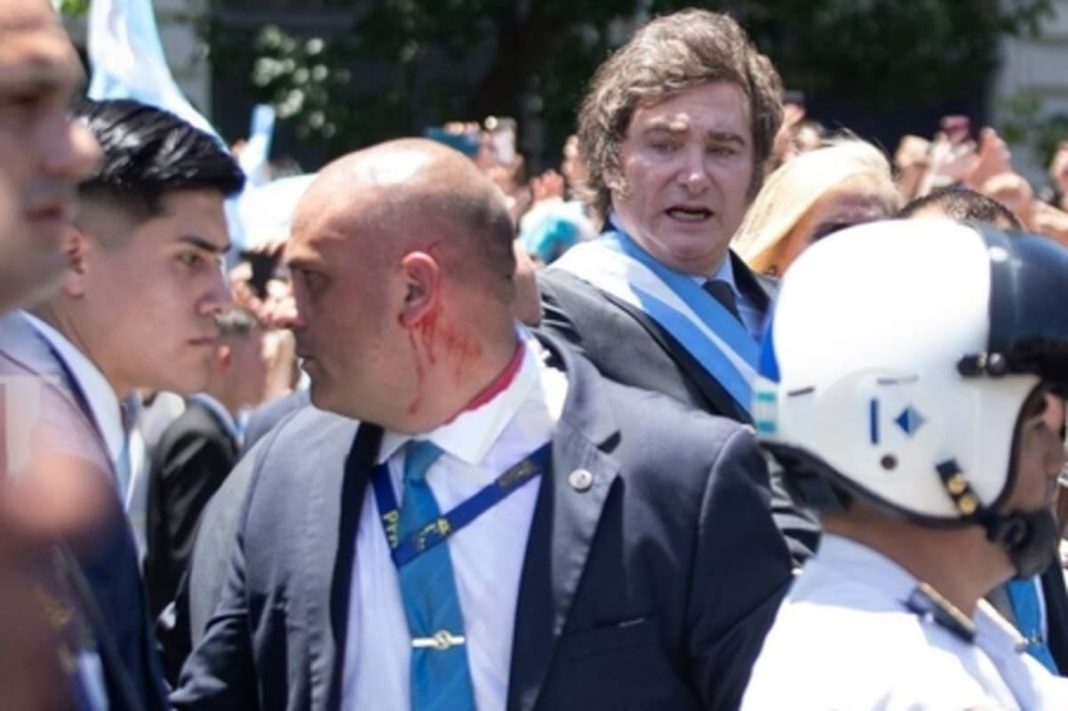 Condenaron a tres años y medio de prisión al hombre que le tiró un botellazo a Milei el día de su asunción Condenaron a tres años y medio de prisión al hombre que le tiró un botellazo a Milei el día de su asunción