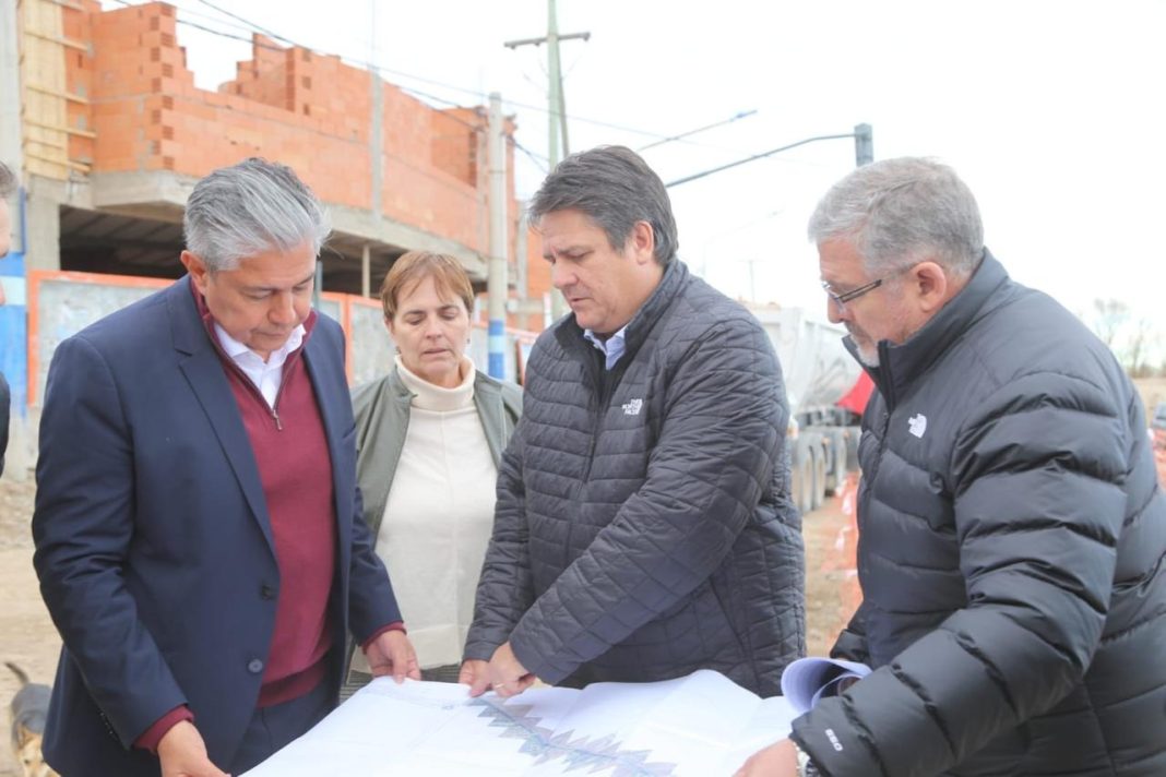 Gaido y Figueroa recorrieron la obra de entubamiento el canal Necochea Gaido y Figueroa recorrieron la obra de entubamiento el canal Necochea