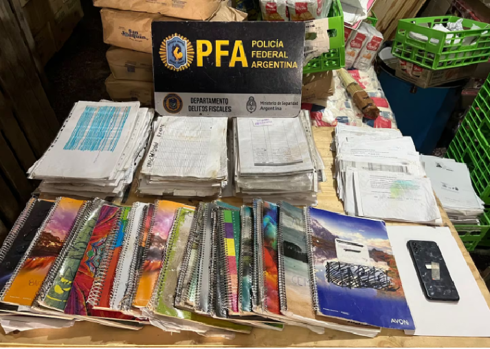 La Justicia allanó a los movimientos sociales acusados de extorsionar a beneficiarios de planes para que asistan a las marchas La Justicia allanó a los movimientos sociales acusados de extorsionar a beneficiarios de planes para que asistan a las marchas