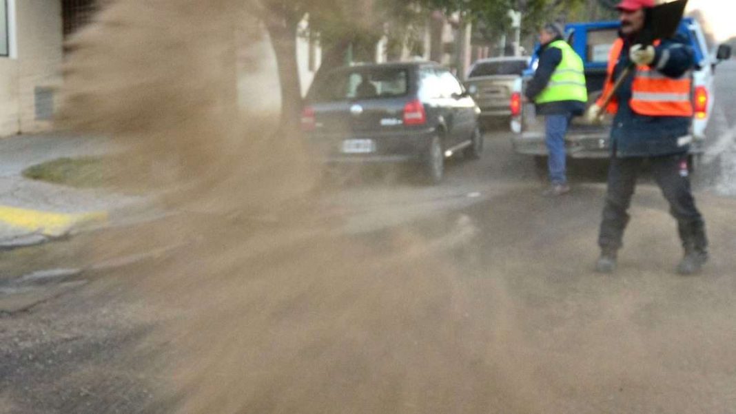 Esparcen sal para el deshielo en las calles Esparcen sal para el deshielo en las calles