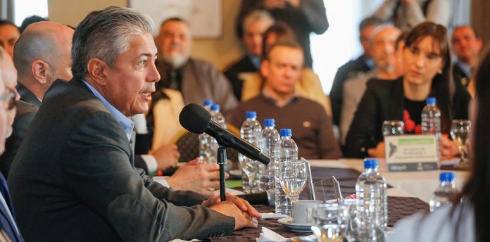 El gobernador Figueroa viaja a Chile con operadoras para vender el gas de Vaca Muerta El gobernador Figueroa viaja a Chile con operadoras para vender el gas de Vaca Muerta