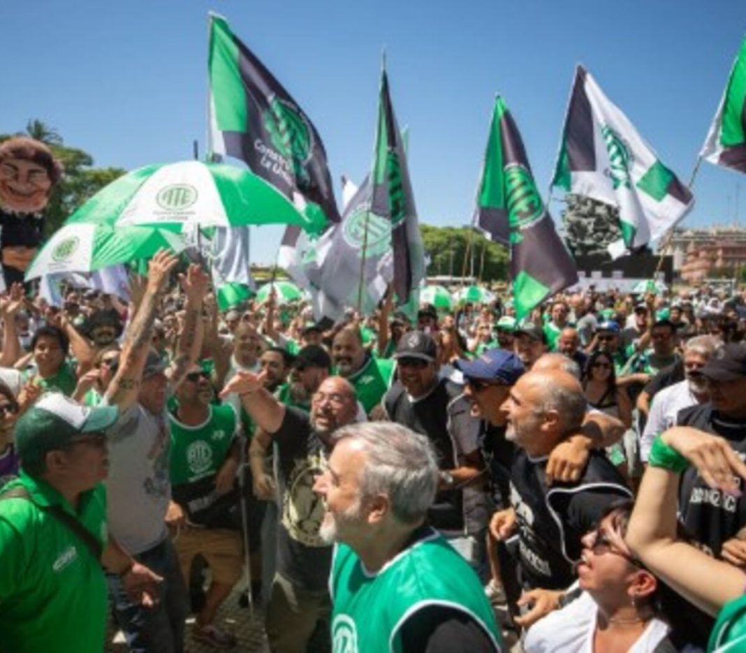 ATE lanzó un acampe contra los despidos en Plaza de Mayo ATE lanzó un acampe contra los despidos en Plaza de Mayo