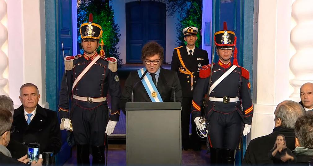 Javier Milei firmó el Pacto de Mayo y habló por cadena nacional en la puerta de la Casa Histórica de Tucumán Javier Milei firmó el Pacto de Mayo y habló por cadena nacional en la puerta de la Casa Histórica de Tucumán