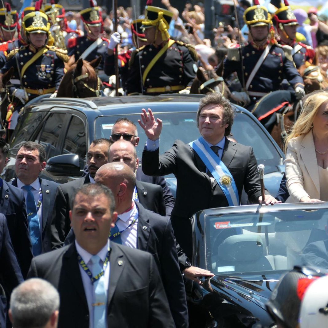 El Gobierno confirmó que habrá un desfile militar el 9 de Julio presidido por Javier Milei El Gobierno confirmó que habrá un desfile militar el 9 de Julio presidido por Javier Milei