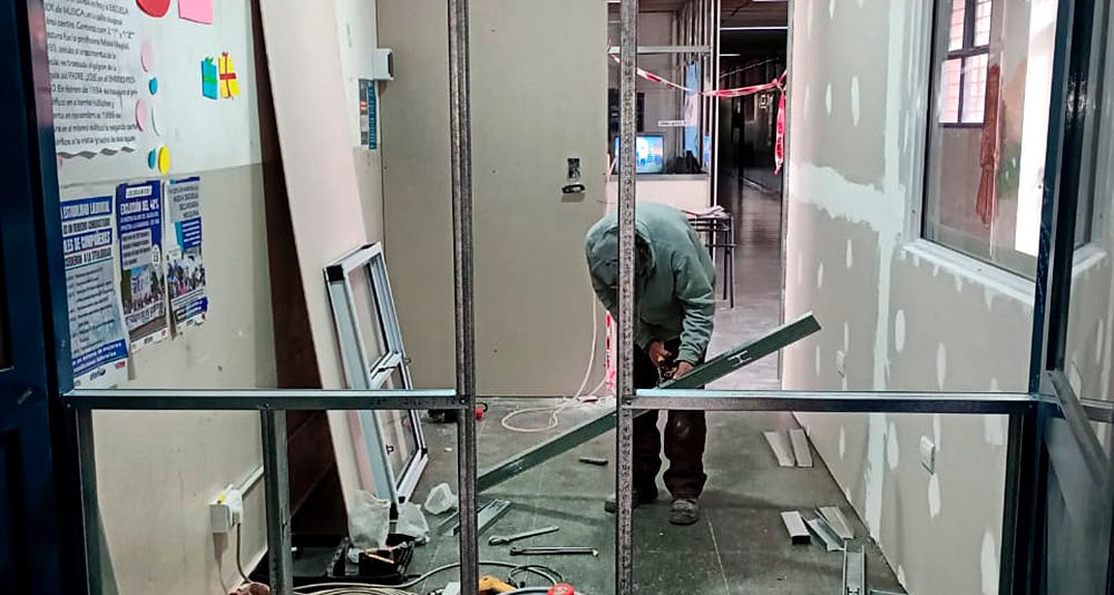 Realizan tareas de mantenimiento de escuelas durante el receso Realizan tareas de mantenimiento de escuelas durante el receso