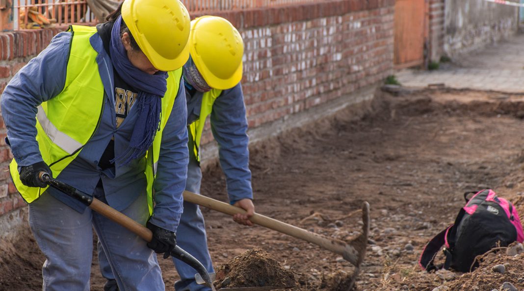 Cooperativas de trabajo ejecutan trabajos en veredas de edificios de instituciones educativas Cooperativas de trabajo ejecutan trabajos en veredas de edificios de instituciones educativas
