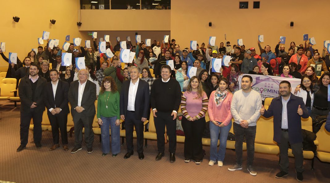 Figueroa y Gaido entregaron lotes a 100 familias de Neuquén Figueroa y Gaido entregaron lotes a 100 familias de Neuquén