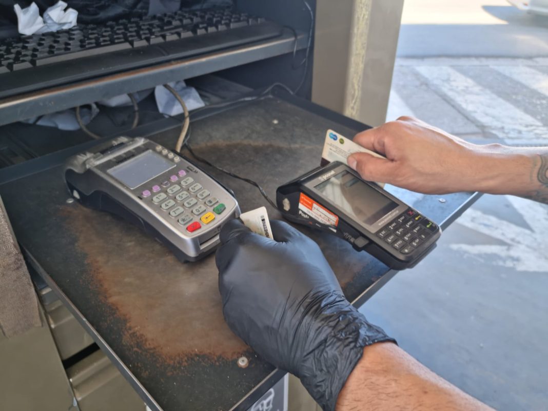 En pocos días más las estaciones de servicio deberán realizar los cobros con tarjetas frente a los clientes En pocos días más las estaciones de servicio deberán realizar los cobros con tarjetas frente a los clientes