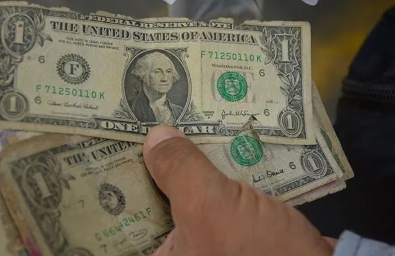 Dólar: los bancos deberán aceptar billetes rotos, manchados y de cara chica Dólar: los bancos deberán aceptar billetes rotos, manchados y de cara chica