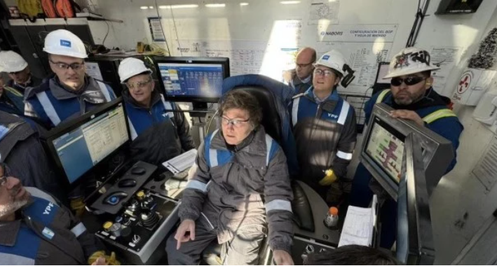 Milei recorrió las instalaciones de YPF en Vaca Muerta Milei recorrió las instalaciones de YPF en Vaca Muerta