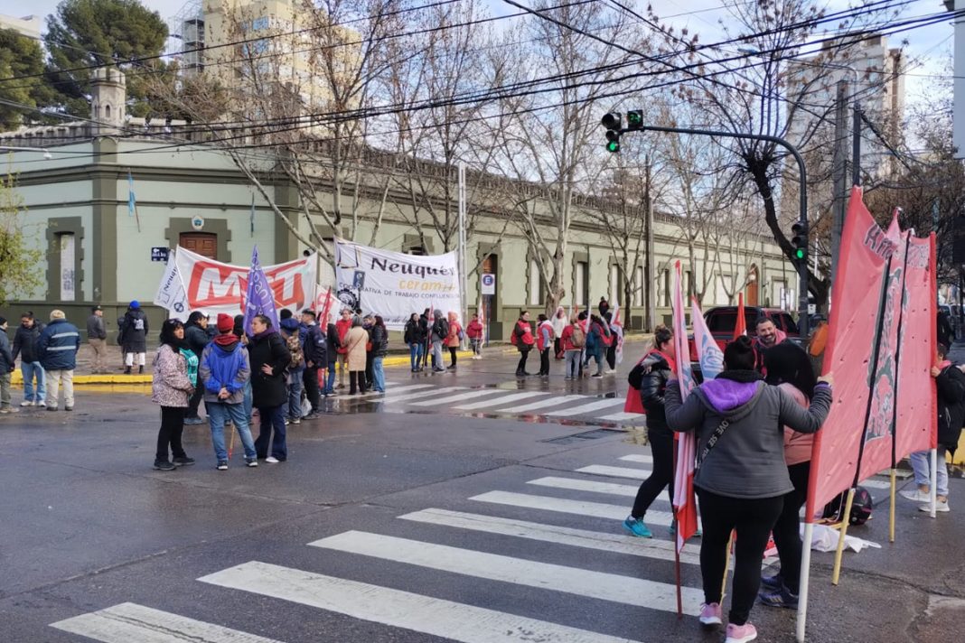 Organizaciones harán permanencia por demoras en las contrataciones Organizaciones harán permanencia por demoras en las contrataciones
