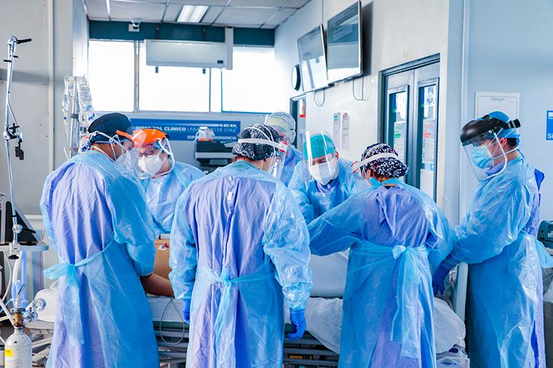 El Gobierno evalúa cobrar la atención a extranjeros en hospitales públicos El Gobierno evalúa cobrar la atención a extranjeros en hospitales públicos