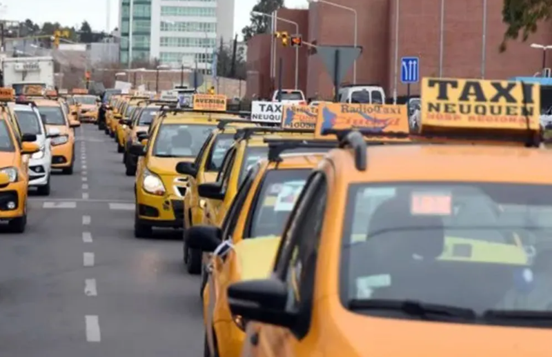 Taxistas reclaman este lunes contra apps ilegales, pero no se adhieren al paro Taxistas reclaman este lunes contra apps ilegales, pero no se adhieren al paro