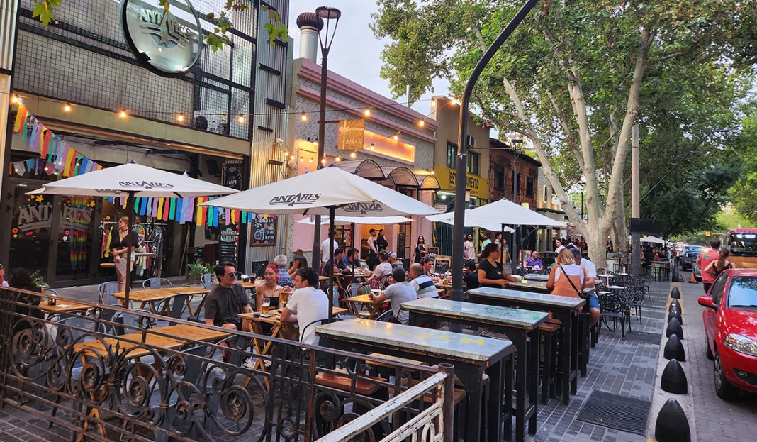 Intendente de la ciudad de Mendoza prohibió los colores fuertes en toldos y sombrillas de bares y restaurantes Intendente de la ciudad de Mendoza prohibió los colores fuertes en toldos y sombrillas de bares y restaurantes