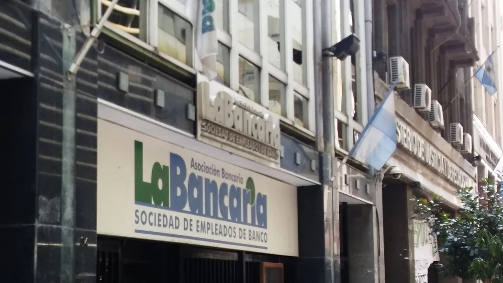 Bancarios acordaron un nuevo aumento salarial: el sueldo inicial supera los $1,4 millones Bancarios acordaron un nuevo aumento salarial: el sueldo inicial supera los $1,4 millones