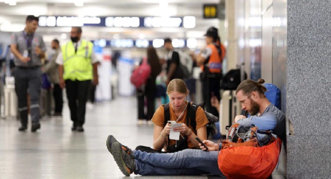 El paro de aeronáuticos en Aeroparque y Ezeiza afecta 150 vuelos y 15.000 pasajeros El paro de aeronáuticos en Aeroparque y Ezeiza afecta 150 vuelos y 15.000 pasajeros