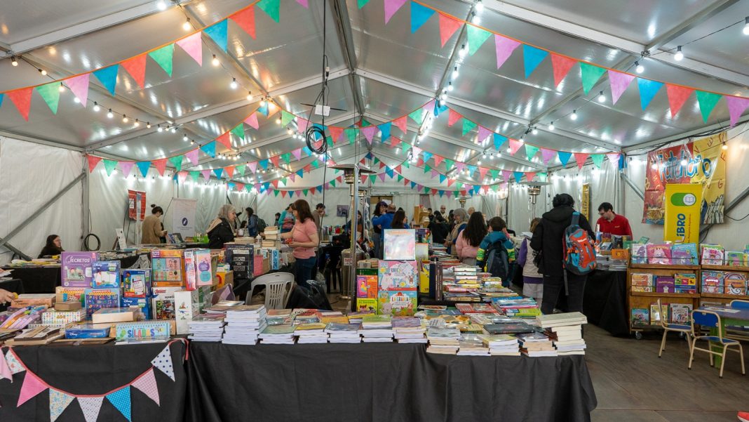 Más de 2.000 personas fueron parte de los primeros dos días la feria regional del libro Más de 2.000 personas fueron parte de los primeros dos días la feria regional del libro