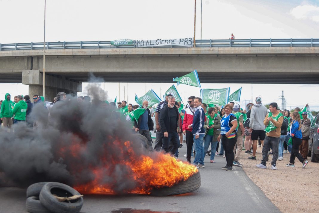 Aguiar encabeza un corte de ruta en Córdoba y llamó a endurecer las protestas en todo el país Aguiar encabeza un corte de ruta en Córdoba y llamó a endurecer las protestas en todo el país