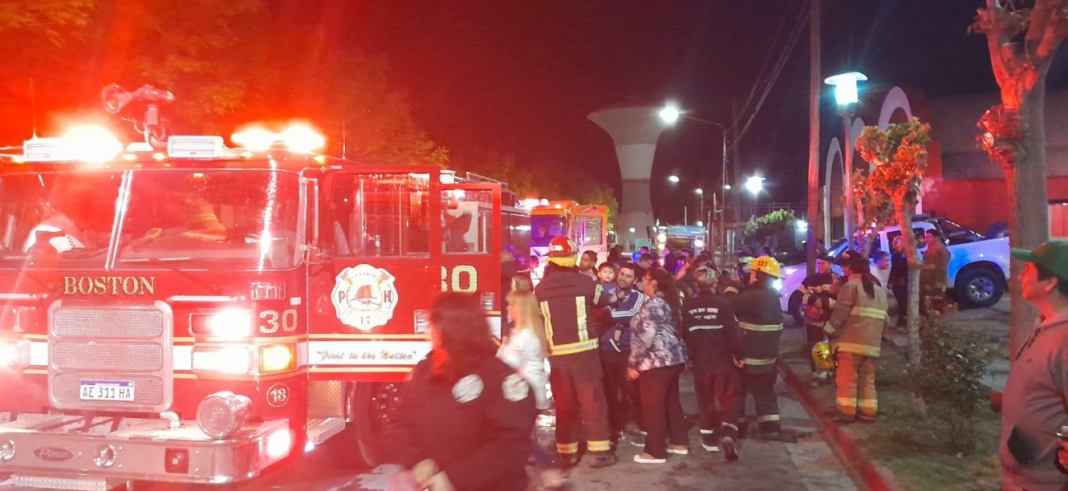 El Cuartel 17 de Bomberos Voluntarios de Plaza Huincul recibió Nuevas Unidades El Cuartel 17 de Bomberos Voluntarios de Plaza Huincul recibió Nuevas Unidades