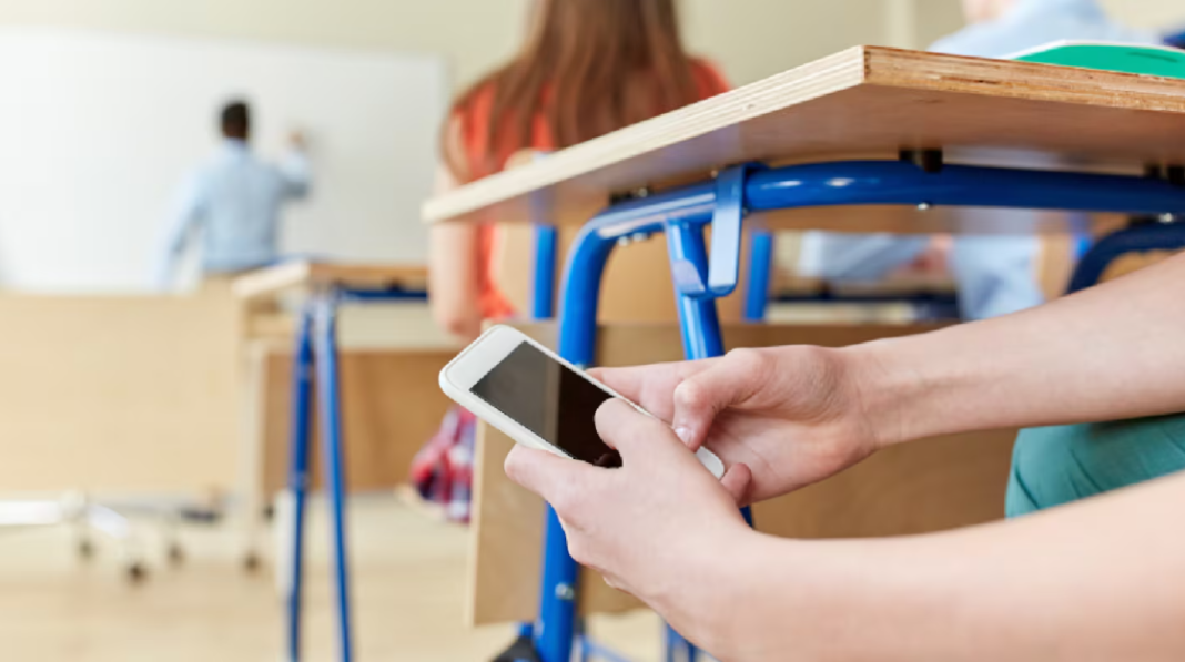 Comenzó el debate por la limitación del uso de celulares en el aula Comenzó el debate por la limitación del uso de celulares en el aula