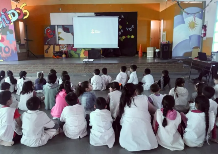 Este año el cine móvil llegó a 3200 espectadores de 23 localidades neuquinas Este año el cine móvil llegó a 3200 espectadores de 23 localidades neuquinas