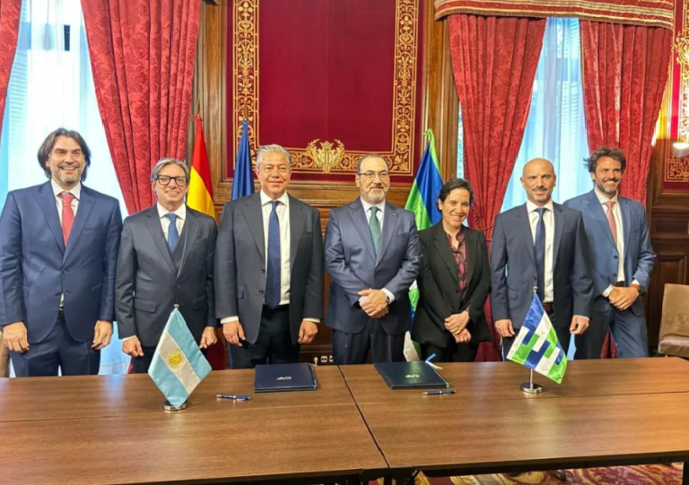 Figueroa firmó el contrato con la CAF por un crédito por 100 millones de dólares para obras en la provincia Figueroa firmó el contrato con la CAF por un crédito por 100 millones de dólares para obras en la provincia