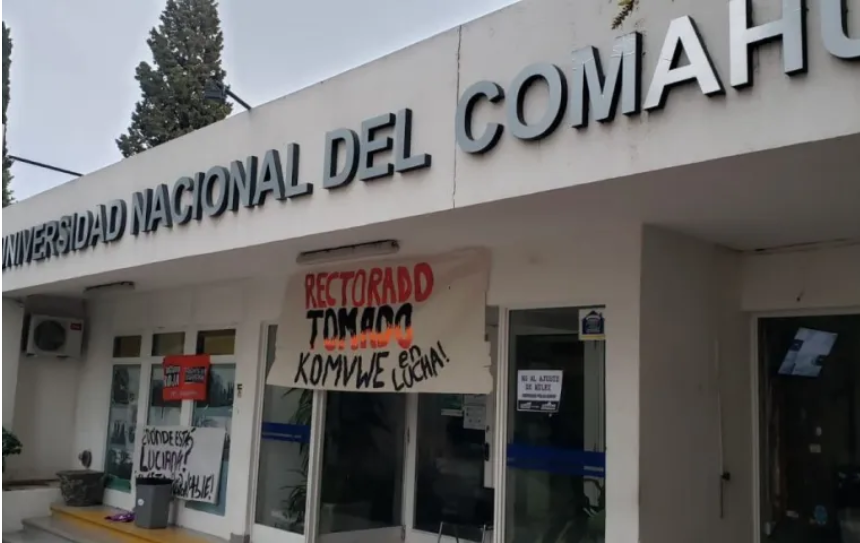 Estudiantes tomaron el rectorado de la UNCo Estudiantes tomaron el rectorado de la UNCo