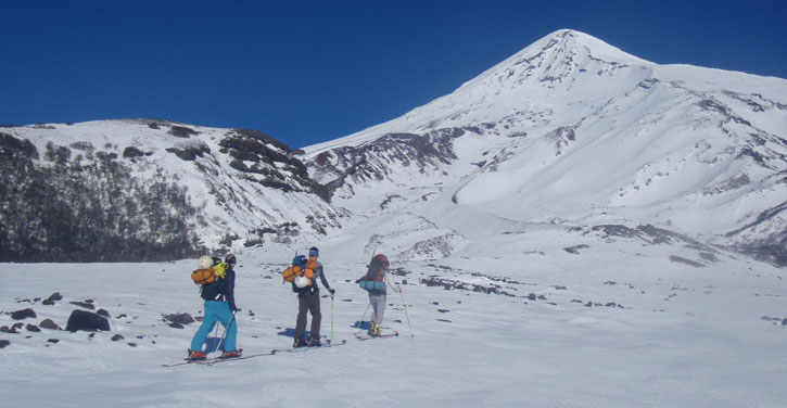 Se suspende el descenso con esquíes y/o tablas de snowboard por la cara norte del Volcán Lanín Se suspende el descenso con esquíes y/o tablas de snowboard por la cara norte del Volcán Lanín