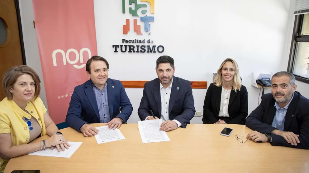NeuquenTur y La facultad de Turismo firman acuerdo de pasantías NeuquenTur y La facultad de Turismo firman acuerdo de pasantías
