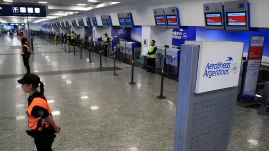 Gobierno y gremios aeronáuticos retoman diálogo por conflicto en Aerolíneas Argentinas Gobierno y gremios aeronáuticos retoman diálogo por conflicto en Aerolíneas Argentinas