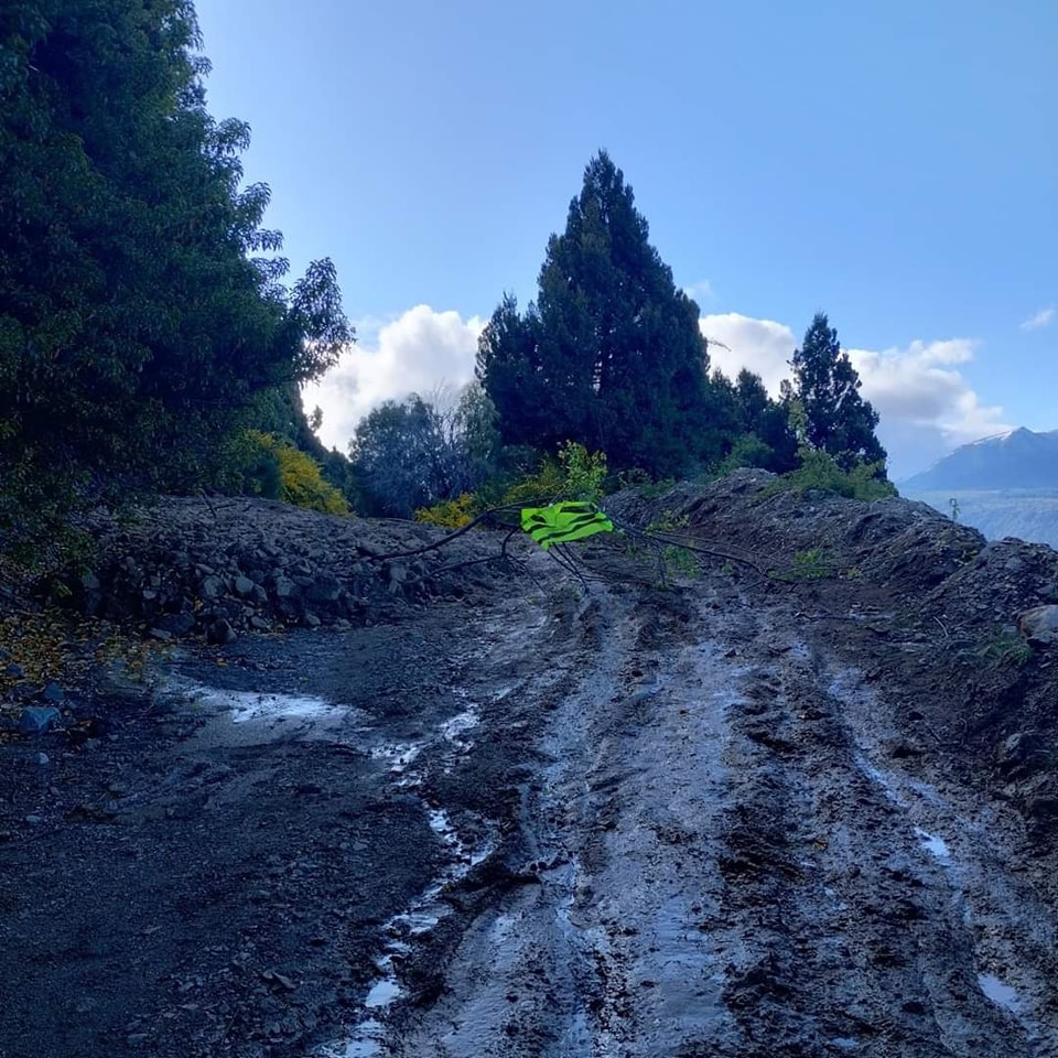 Alud de barro bloquea acceso a El Contra en Huechulafquen Alud de barro bloquea acceso a El Contra en Huechulafquen