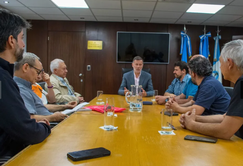Etcheverry se reunió con el Foro en defensa de los ríos Etcheverry se reunió con el Foro en defensa de los ríos