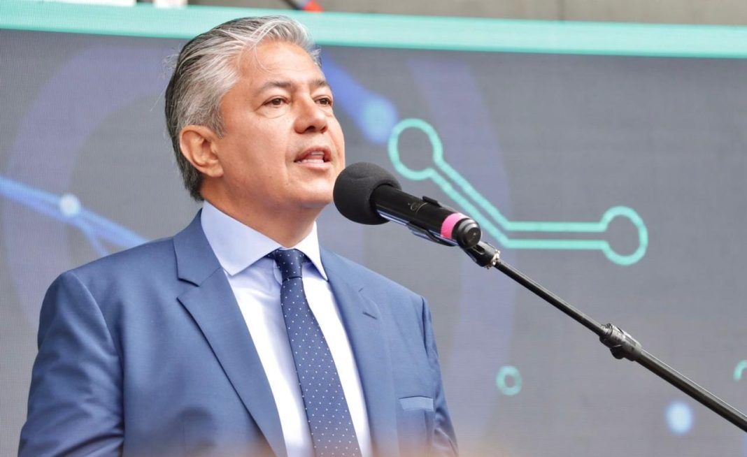 Figueroa firmó el proyecto de ley de Ficha Limpia que enviará a la Legislatura Figueroa firmó el proyecto de ley de Ficha Limpia que enviará a la Legislatura