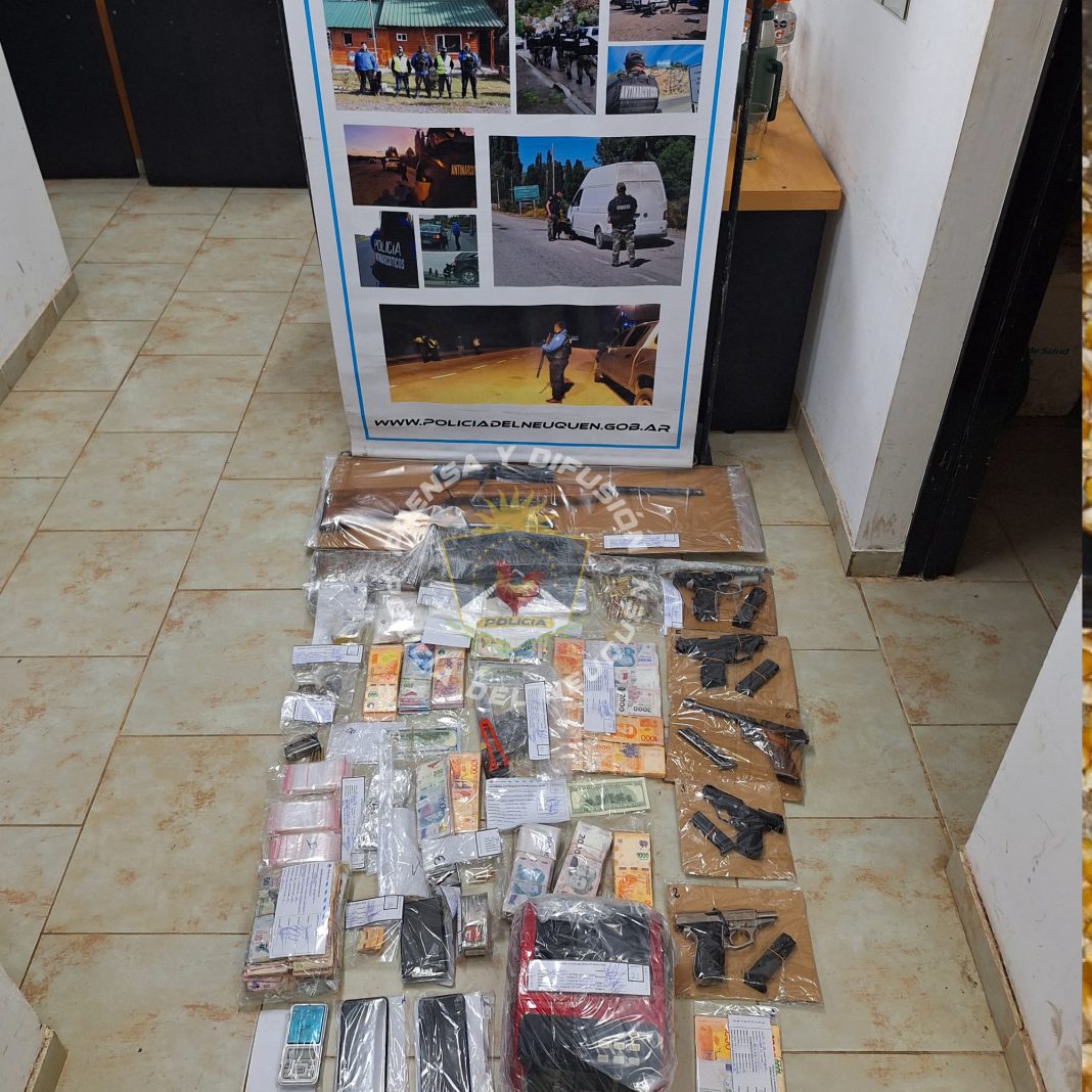 Golpe al Narcotráfico en San Martín de los Andes: secuestran drogas, dinero y armas Golpe al Narcotráfico en San Martín de los Andes: secuestran drogas, dinero y armas