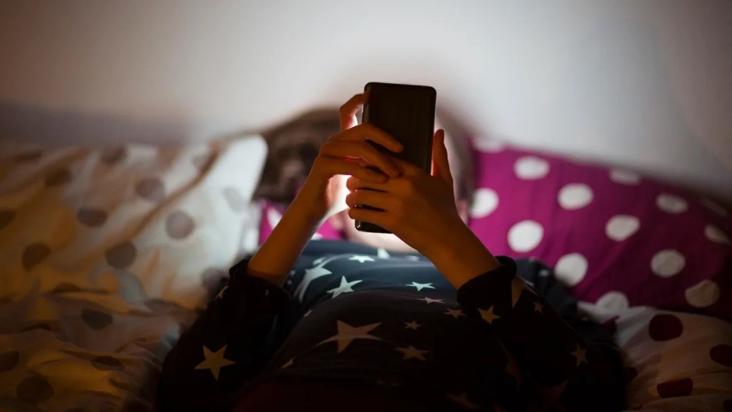 Australia aprueba la ley que prohíbe el acceso de menores de 16 años a ...