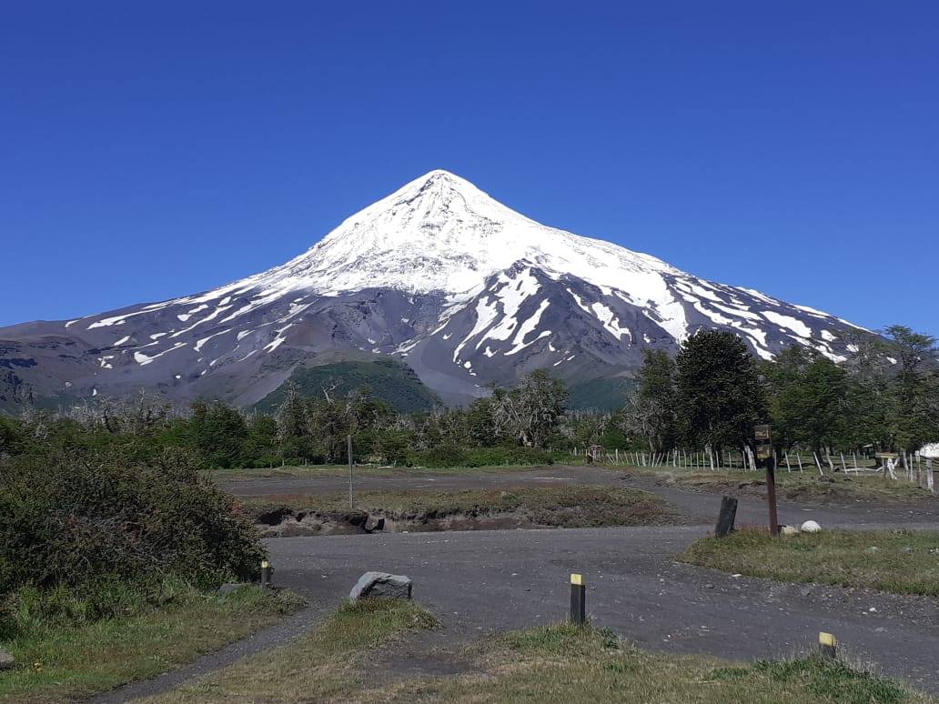 Brigadistas ICE rescataron a hombre en el Volcán Lanín Brigadistas ICE rescataron a hombre en el Volcán Lanín