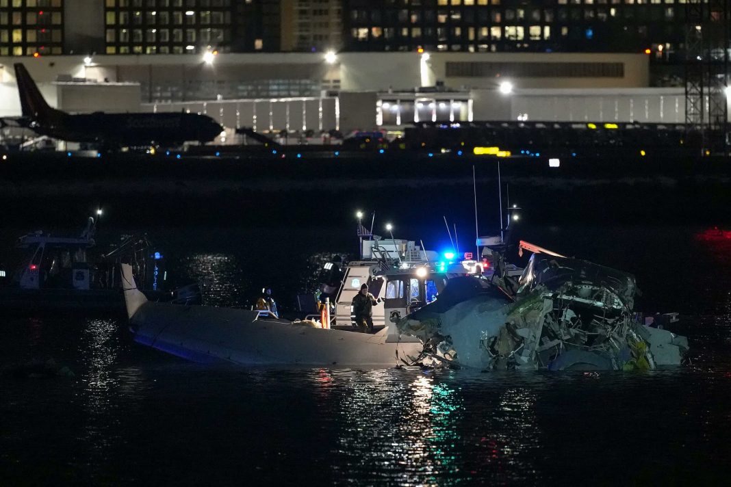 Tragedia en Washington: un avión y un helicóptero chocaron en el aire y cayeron al río Tragedia en Washington: un avión y un helicóptero chocaron en el aire y cayeron al río