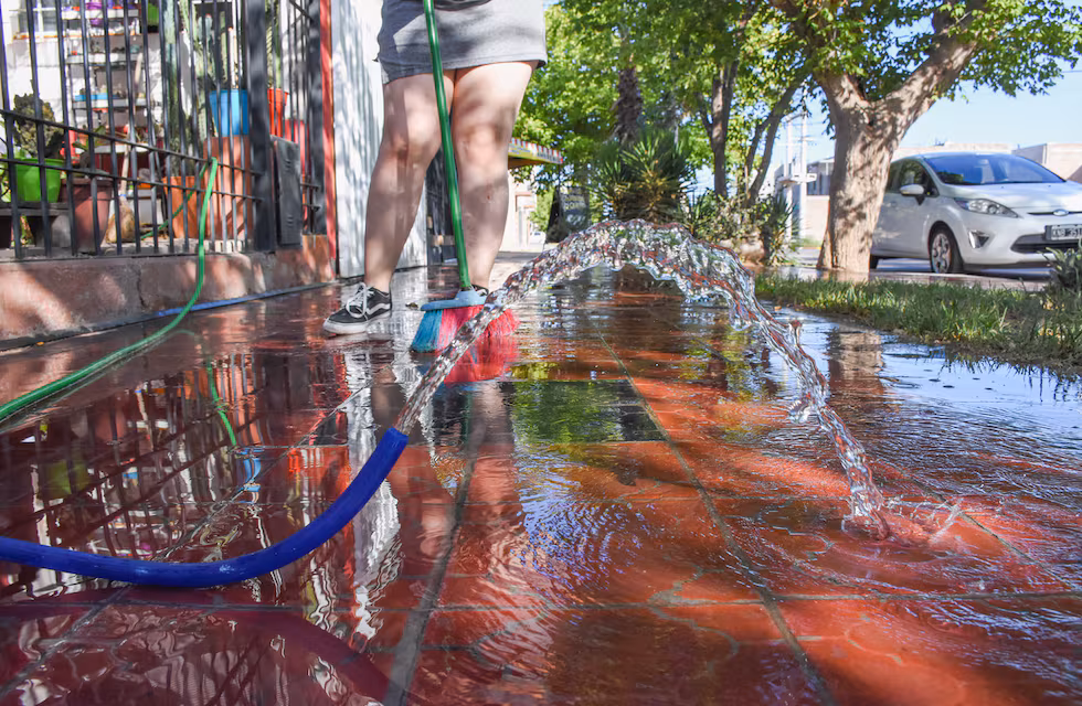 Por el extremo calor, se disparó el consumo de agua potable en la capital Por el extremo calor, se disparó el consumo de agua potable en la capital