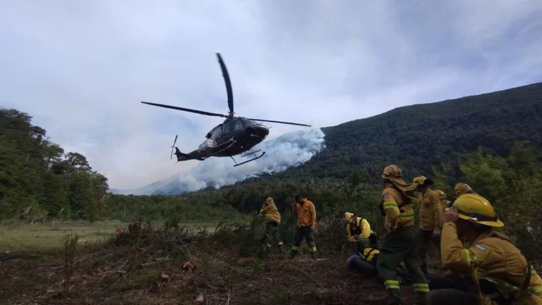 Incendio en Los Manzanos: aumenta el riesgo por fuertes vientos Incendio en Los Manzanos: aumenta el riesgo por fuertes vientos