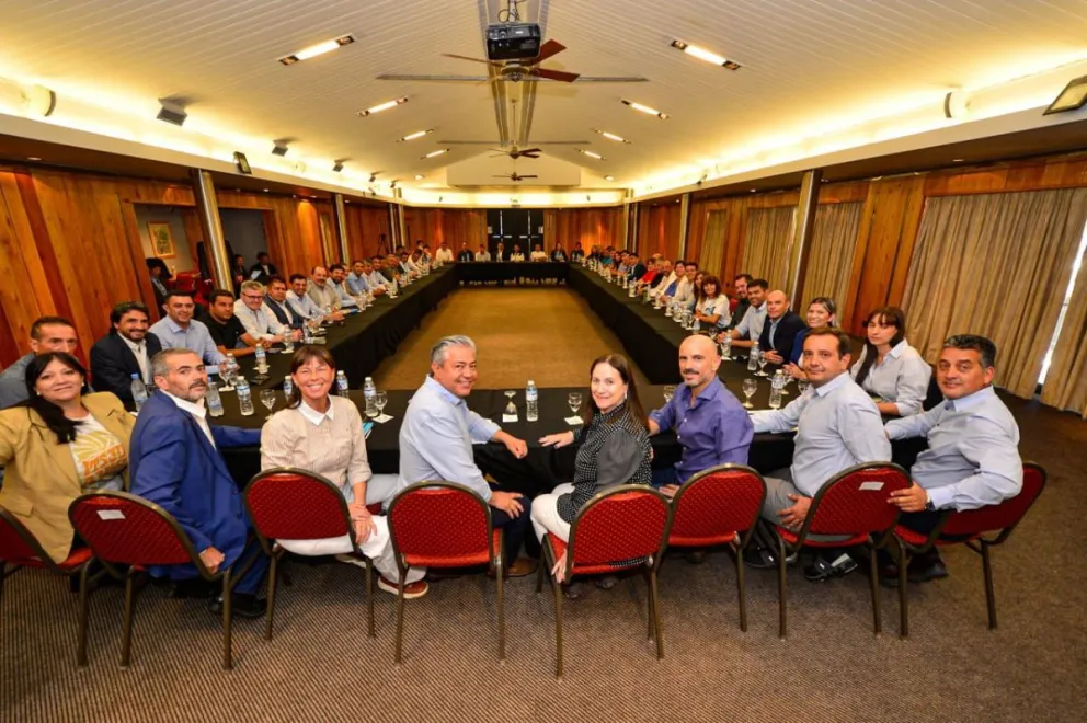 Acuerdo por “La Neuquinidad” con los intendentes Acuerdo por “La Neuquinidad” con los intendentes