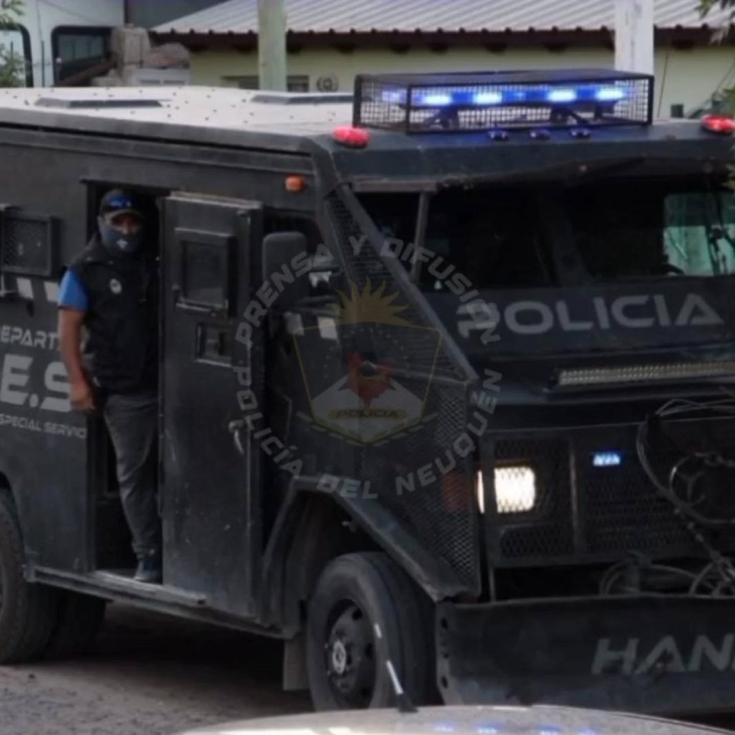 Allanamientos: incautan drogas y armas, y demoran a varios involucrados Allanamientos: incautan drogas y armas, y demoran a varios involucrados