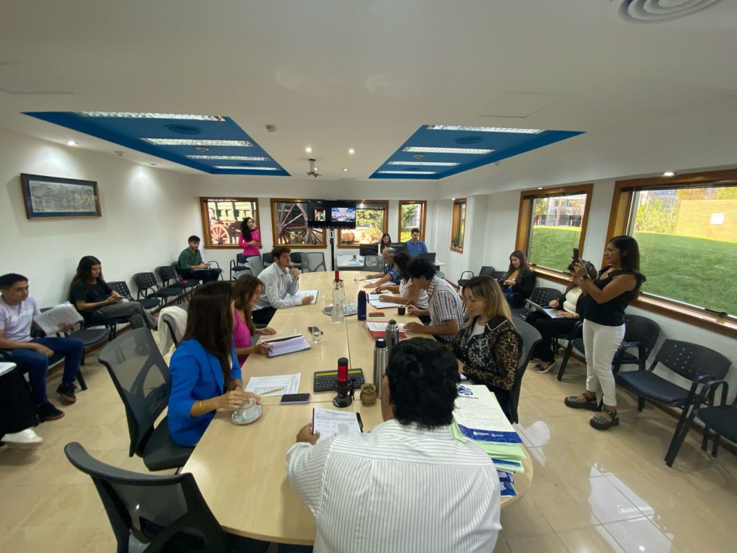 Concejales examinan la disminución de tasas y contribuciones tributarias Concejales examinan la disminución de tasas y contribuciones tributarias