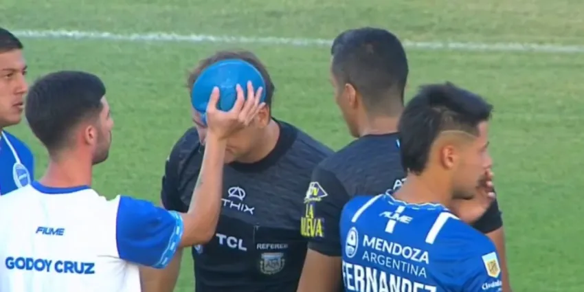 Suspendieron el partido de Godoy Cruz y Talleres por la agresión a un juez de línea Suspendieron el partido de Godoy Cruz y Talleres por la agresión a un juez de línea